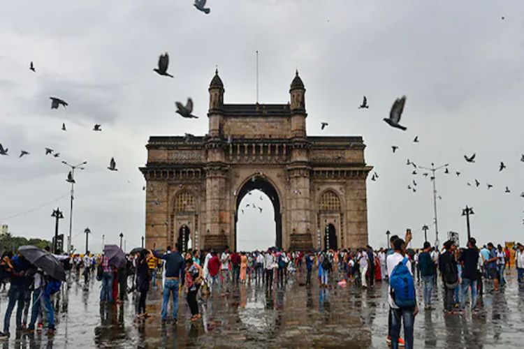 Heavy rains expected in Mumbai, police urge people to stay indoors
