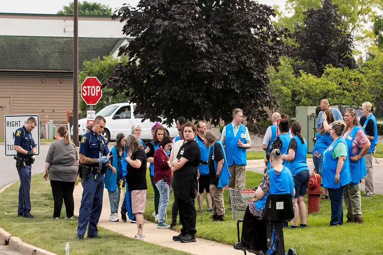 America: Knife attack in Walmart store, 11 injured; six in critical condition, accused in custody