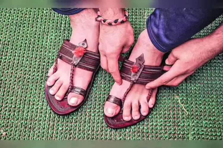 Now Kolhapuri slippers will be sold with QR code, sale of fake products will be banned