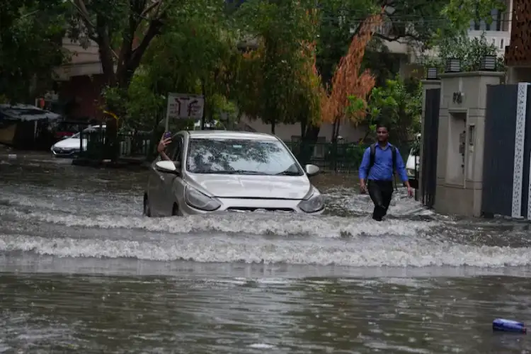 Heavy rain in many parts of Delhi