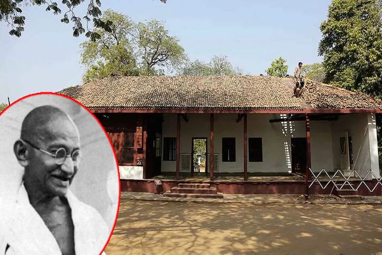 July 31: Mahatma Gandhi left Sabarmati Ashram, great writer Premchand was born