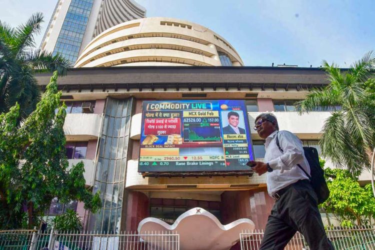 Sensex, Nifty fall in early trade