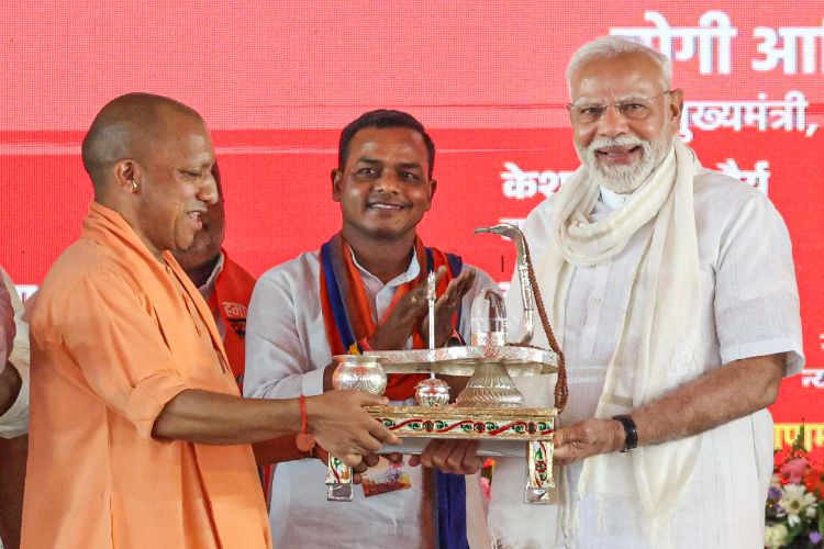 PM Modi reached Varanasi and started projects worth Rs 2200 crore