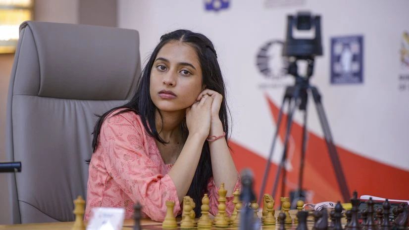 Maharashtra Chief Minister gave a prize of three crore rupees to world chess champion Divya Deshmukh