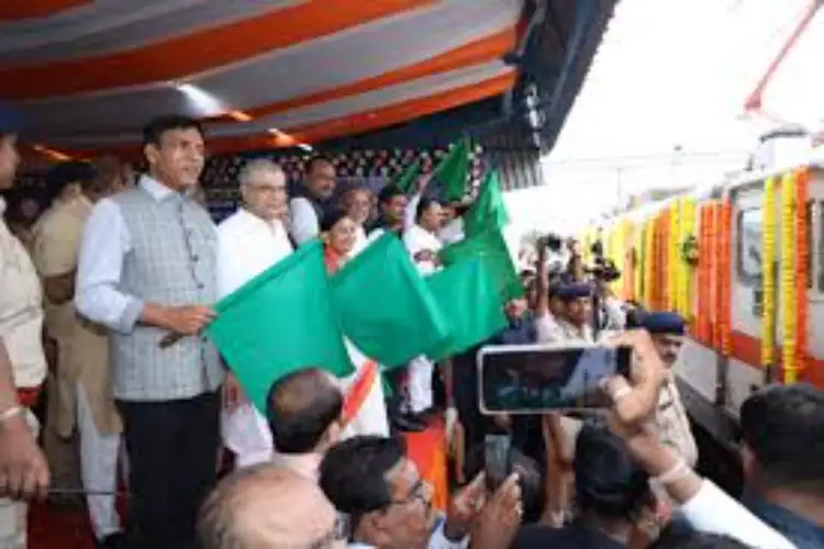 Gujarat: Railway Minister Vaishnaw flags off Bhavnagar-Ayodhya weekly train