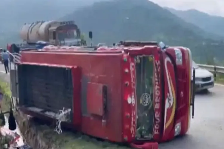 Jammu and Kashmir: CRPF vehicle crashes in Udhampur, 2 soldiers martyred, 12 injured