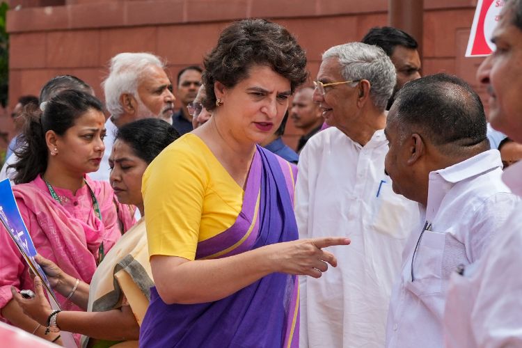 Priyanka targeted the Election Commission, said that it should reconsider
