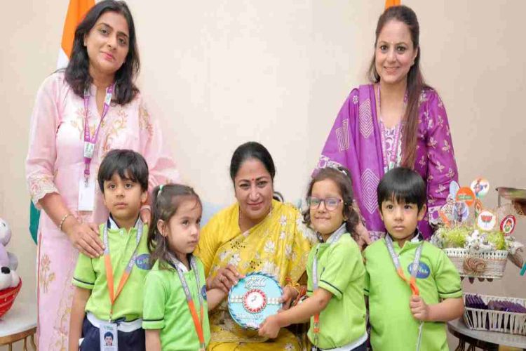 Chief Minister Rekha Gupta celebrated Rakshabandhan with sanitation workers