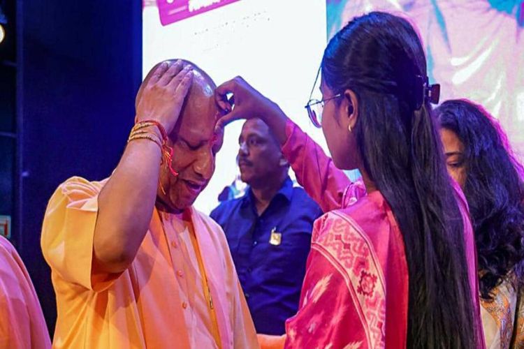 Yogi Adityanath, Mayawati, Congress congratulated on Raksha Bandhan