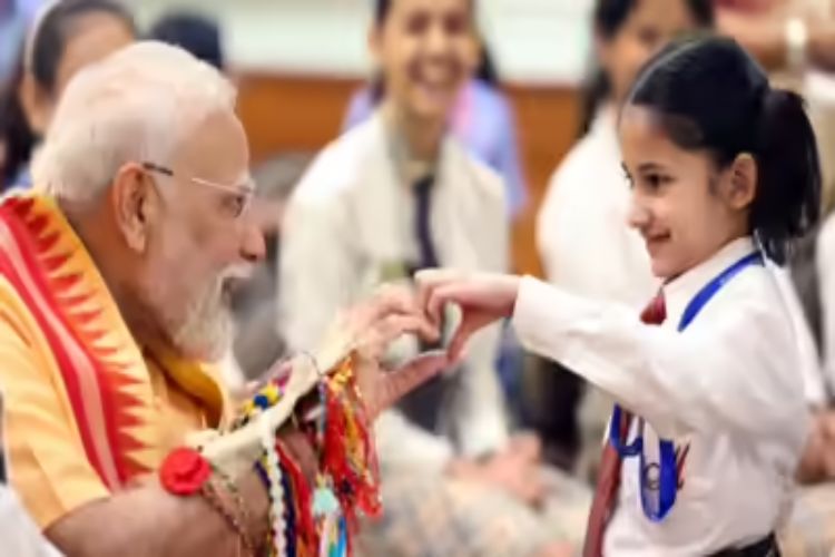 Prime Minister Modi celebrated Raksha Bandhan with children, gave best wishes
