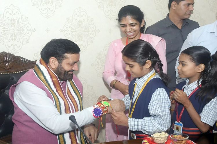 स्कूल की बच्चियों ने हरियाणा के मुख्यमंत्री नायब सिंह सैनी को राखी बांधी