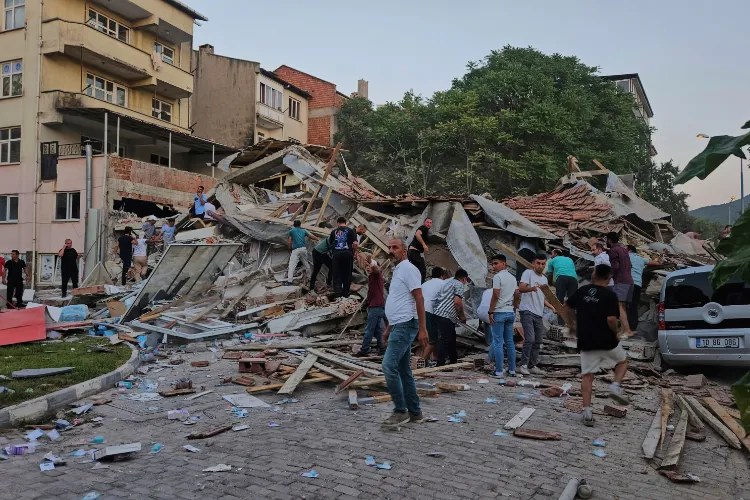 6.1 magnitude earthquake in Turkey, many buildings collapsed