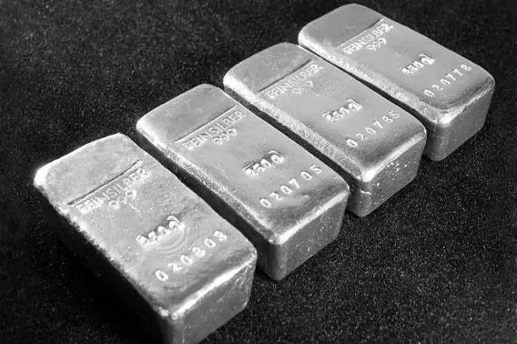 Silver futures prices fell by Rs 749 to Rs 1,14,132 per kg