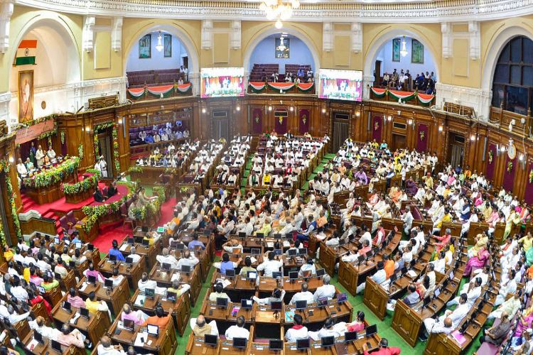Tributes paid to deceased former members in the Legislative Assembly