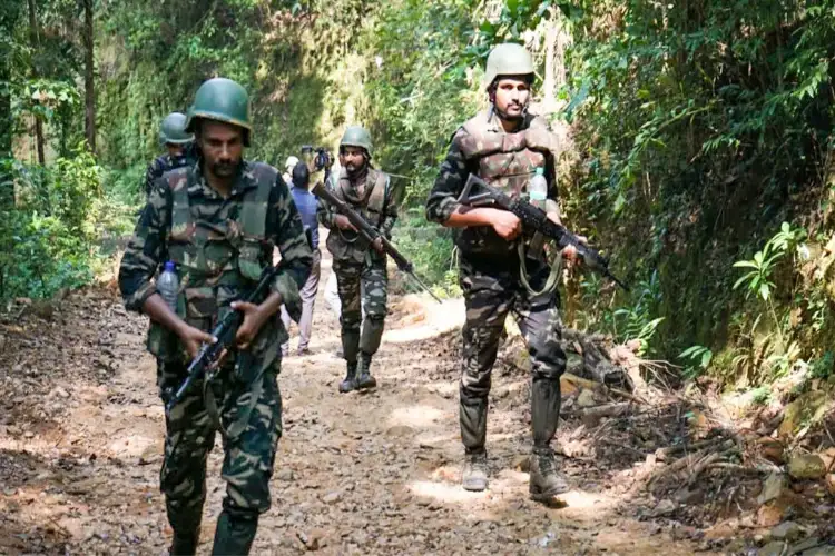 Encounter continues between security forces and Naxalites in Bijapur, Chhattisgarh, two soldiers injured