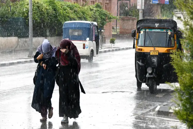 Heavy rains lash Jammu region, schools shut