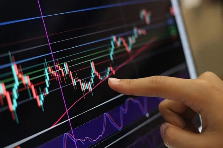 Market fluctuates due to cautious stance of investors, Sensex slips 368 points