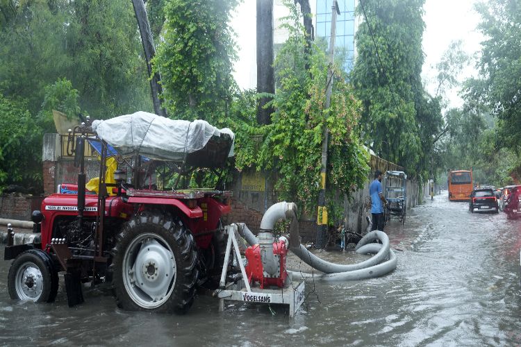 Rain in Delhi since morning, traffic slows down due to waterlogging