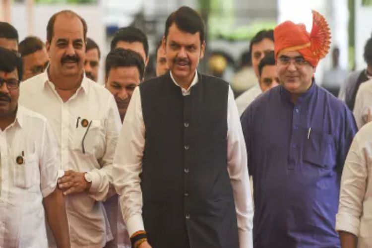 फडणवीस ने मुंबई डब्बावाला अंतरराष्ट्रीय अनुभव केंद्र का उद्घाटन किया