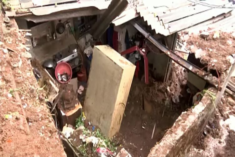 Two people died due to landslide amid heavy rains in Mumbai