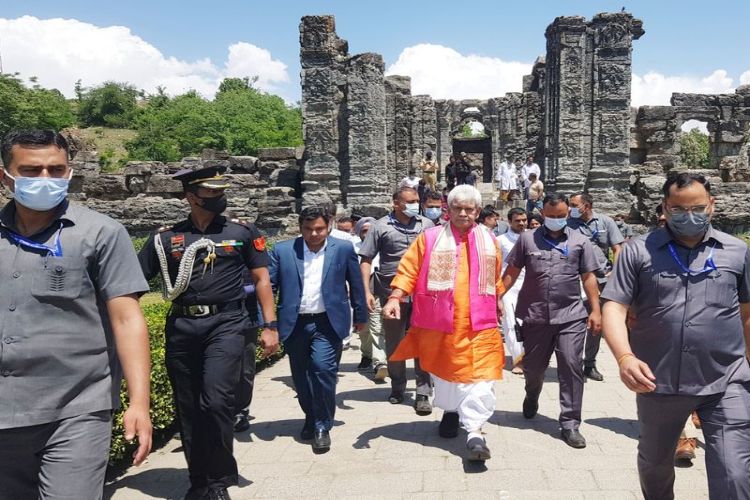 Lieutenant Governor of Ladakh offered prayers at a temple in Jammu and Kashmir