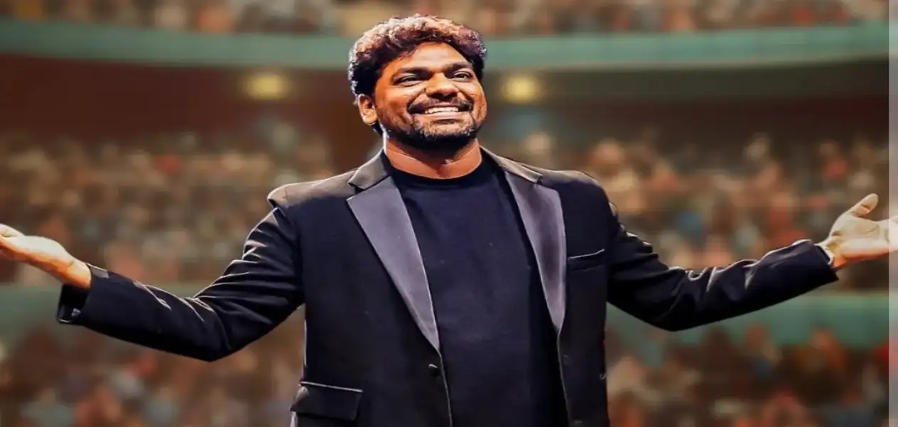 Zakir Khan creates history, debuts with a Hindi show at Madison Square Garden