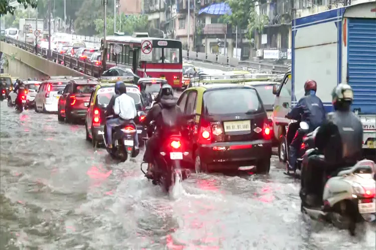 Heavy rains disrupt life in Mumbai, schools and colleges closed, traffic jams