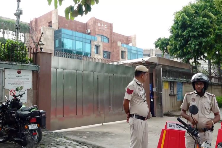 32 schools in Delhi received bomb threats