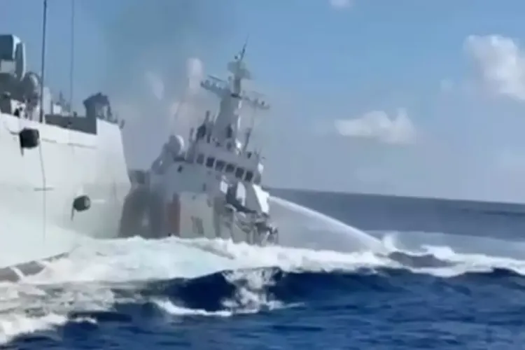 China's reckless aggression in the South China Sea, Chinese warship collides with its own ship