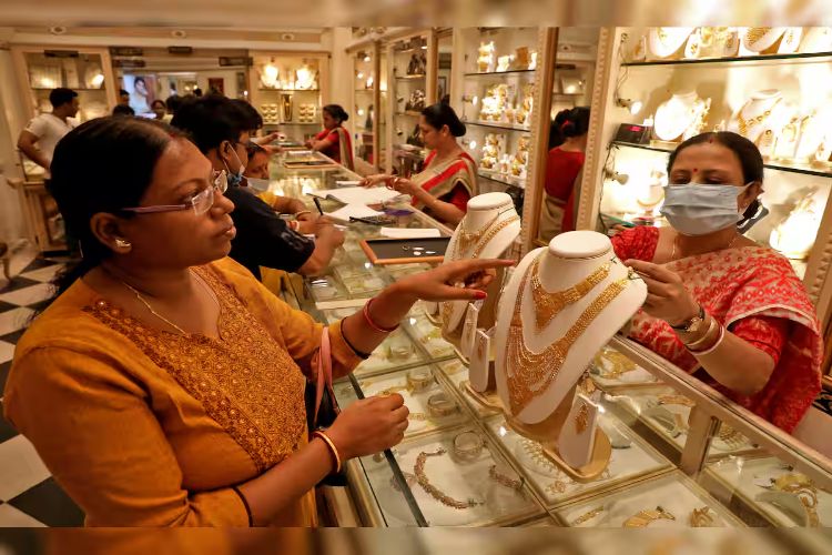 Gold Price Today: Gold fell by more than Rs 1800 in a week, know the latest price of your city on 17 August 2025