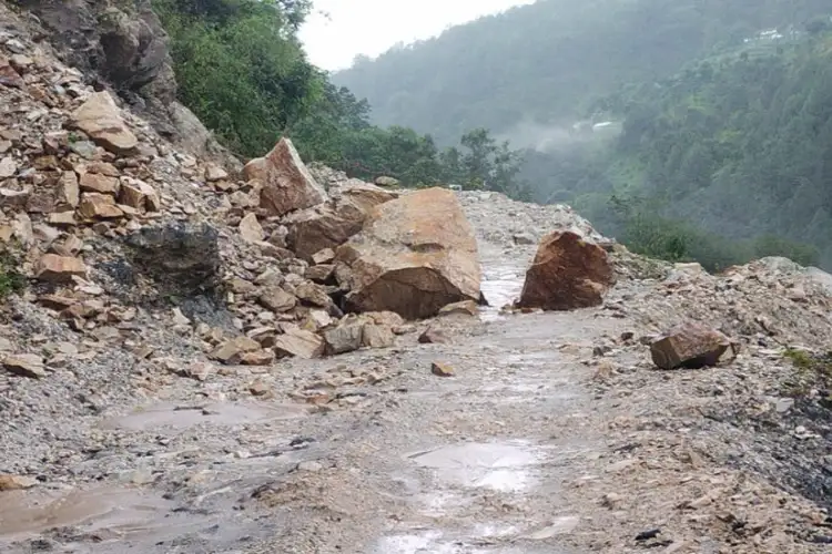 Uttarakhand: Munsiyari - Milam road and 19 rural roads blocked due to stone falling in Pithoragarh