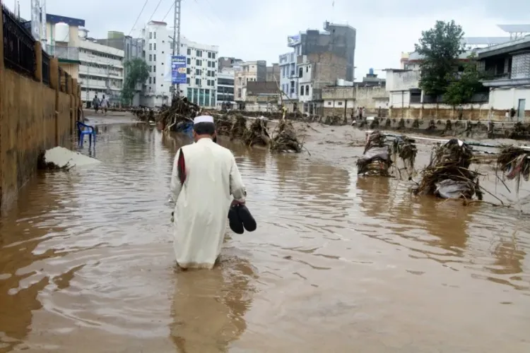 Pakistan: Heavy rain, flood and landslide threat in next 24 hours, 400 deaths