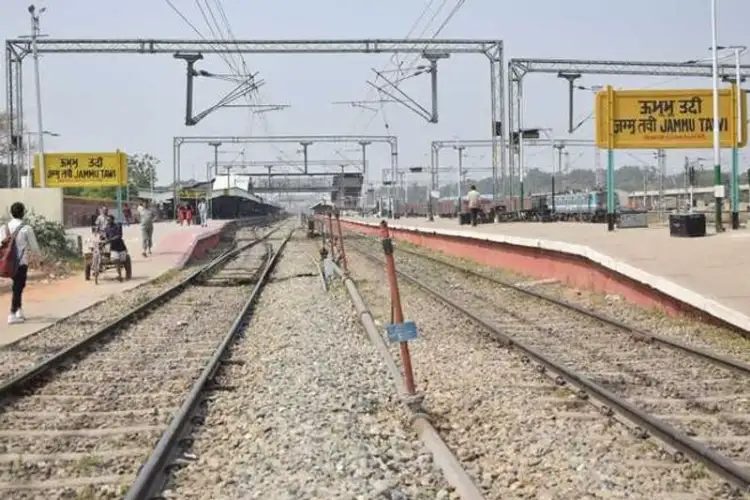 A pigeon carrying a note threatening to bomb Jammu railway station was caught at the border
