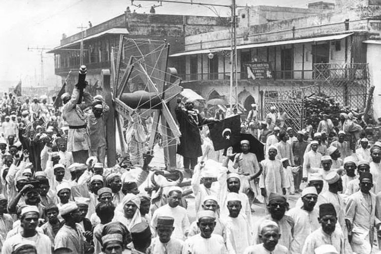 22 August: Mahatma Gandhi burnt foreign clothes on Holi
