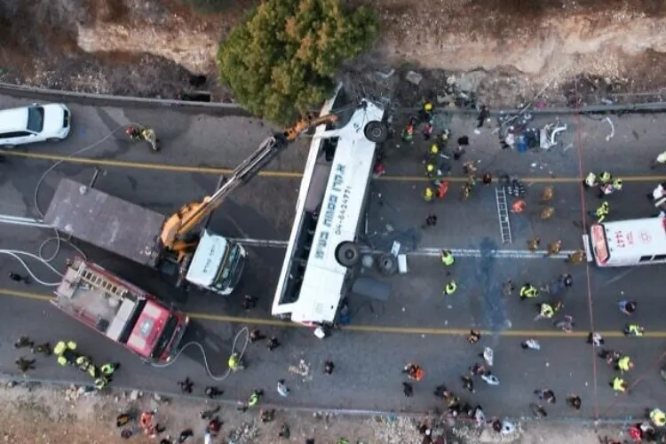 A tour bus returning from Niagara Falls met with an accident, 5 people including an Indian died