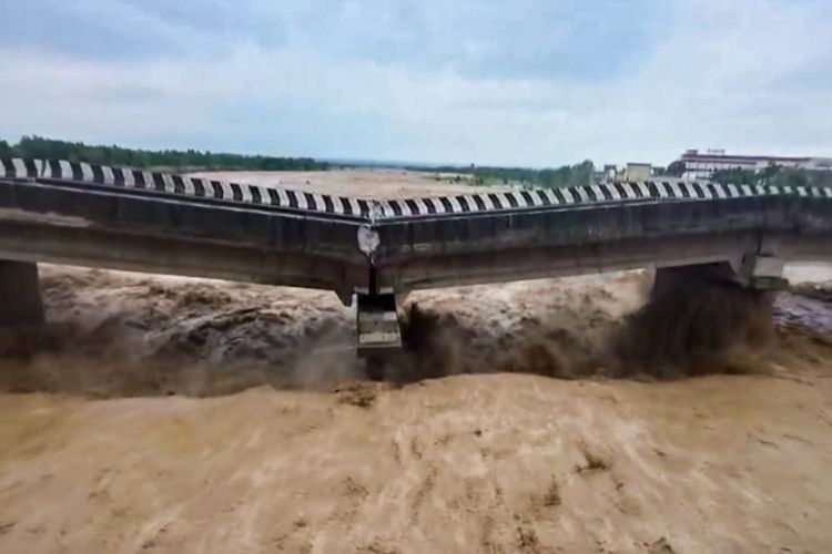Heavy rains in many parts of Jammu and Kashmir, bridge on Jammu-Pathankot highway damaged