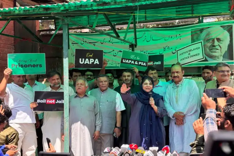 All-party delegation from J-K should visit jails where Kashmiri prisoners languishing: Mehbooba to Omar Abdullah