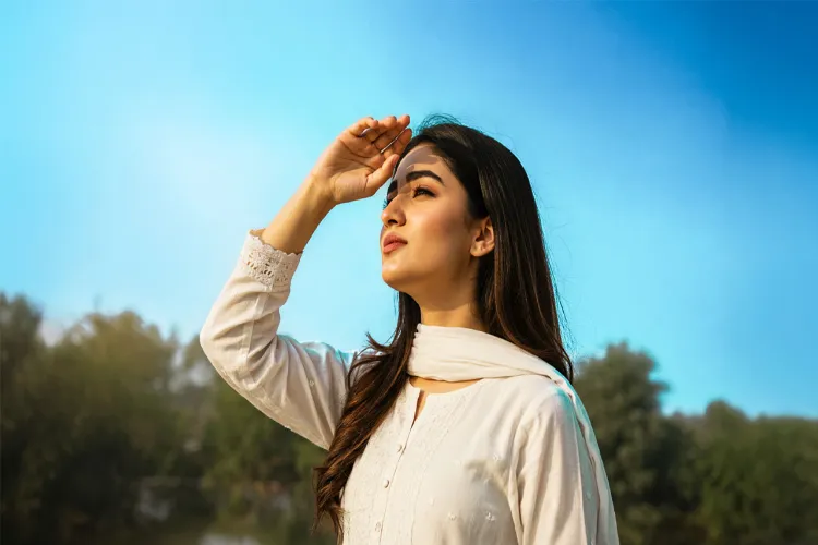 How does sunscreen protect the skin from sun damage?