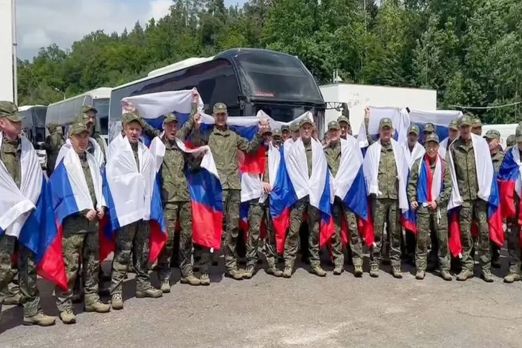 Russia-Ukraine release 300 military and civilian prisoners of war