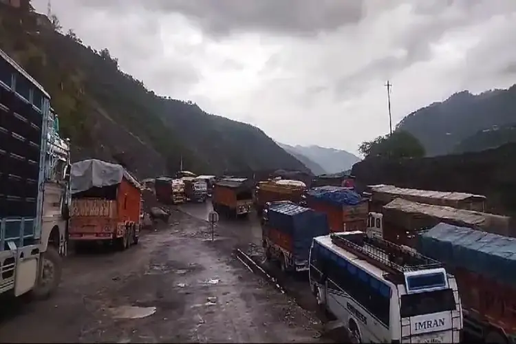 Traffic suspended on Jammu-Srinagar NH amid rains across Jammu