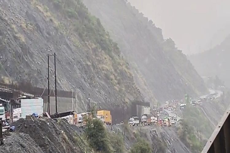 Traffic blocked on Jammu-Srinagar National Highway amid rain in Jammu