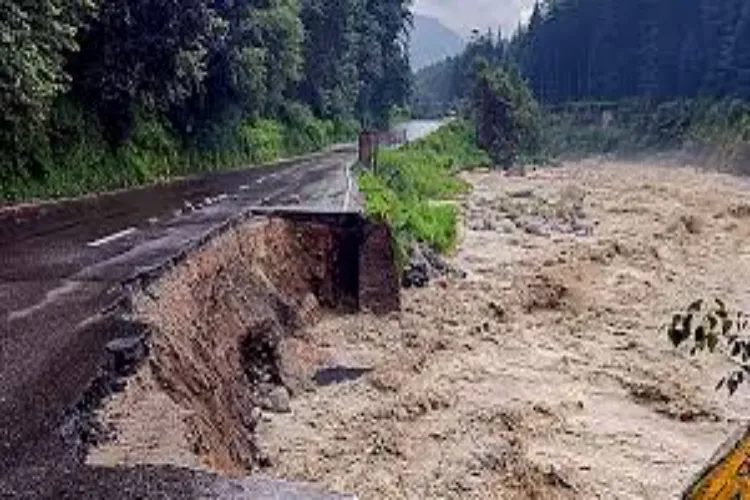 Torrential rain wreaks havoc in Himachal: 130 roads closed in Kullu, 68 more roads blocked across the state