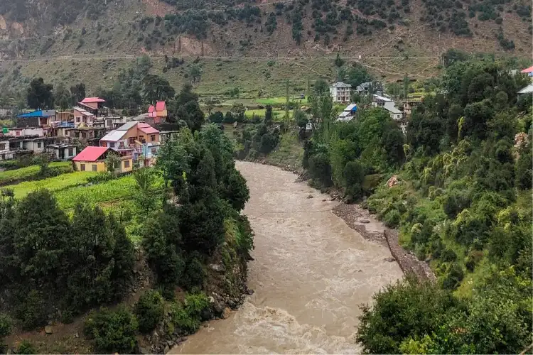 Rivers, streams flow in spate as rains lash most parts of Kashmir