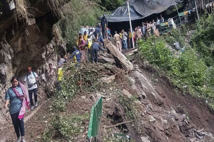Landslide on Mata Vaishno Devi temple road, some people reported injured