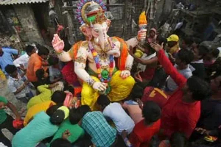 Maharashtra: A huge crowd of devotees gathered at Siddhivinayak temple on the occasion of Ganesh Chaturthi