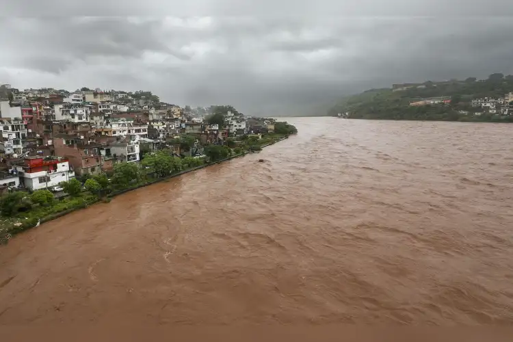 India issues fresh flood warning to Pakistan amid heavy rains in northern states