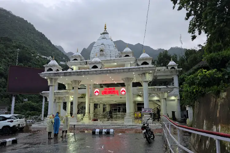 Vaishnodevi landslide: Air Force's C-130 aircraft carrying relief material reached Jammu