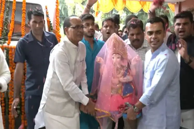 Shivraj Singh Chouhan welcomes Lord Ganesha at Bhopal residence, urges adoption of swadeshi products