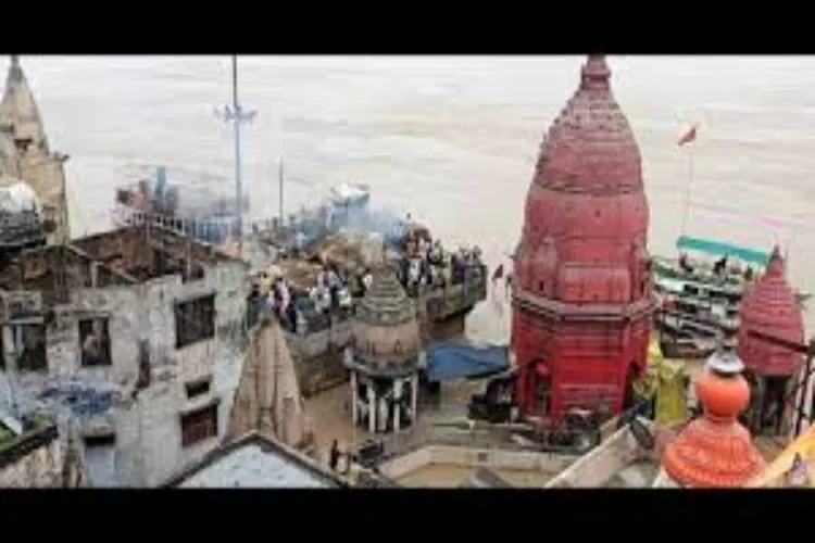 Flood wreaks havoc in Kashi: Ghats submerged, last rites and aartis being performed on rooftops