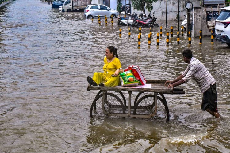 Andhra Pradesh: Flood water rising in Godavari river